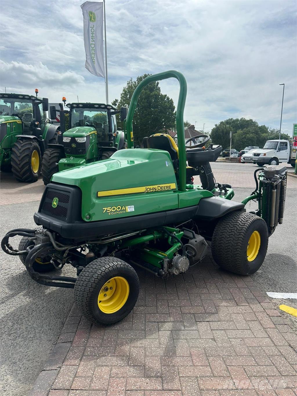 John Deere 7500AE 밀면서 전진하는 잔디깎기
