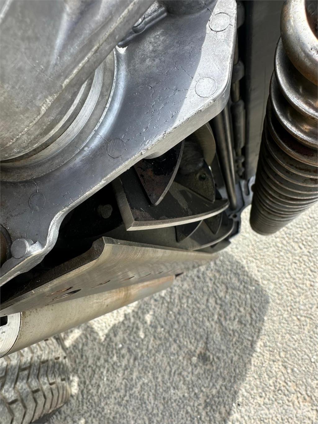 John Deere 7500AE 밀면서 전진하는 잔디깎기