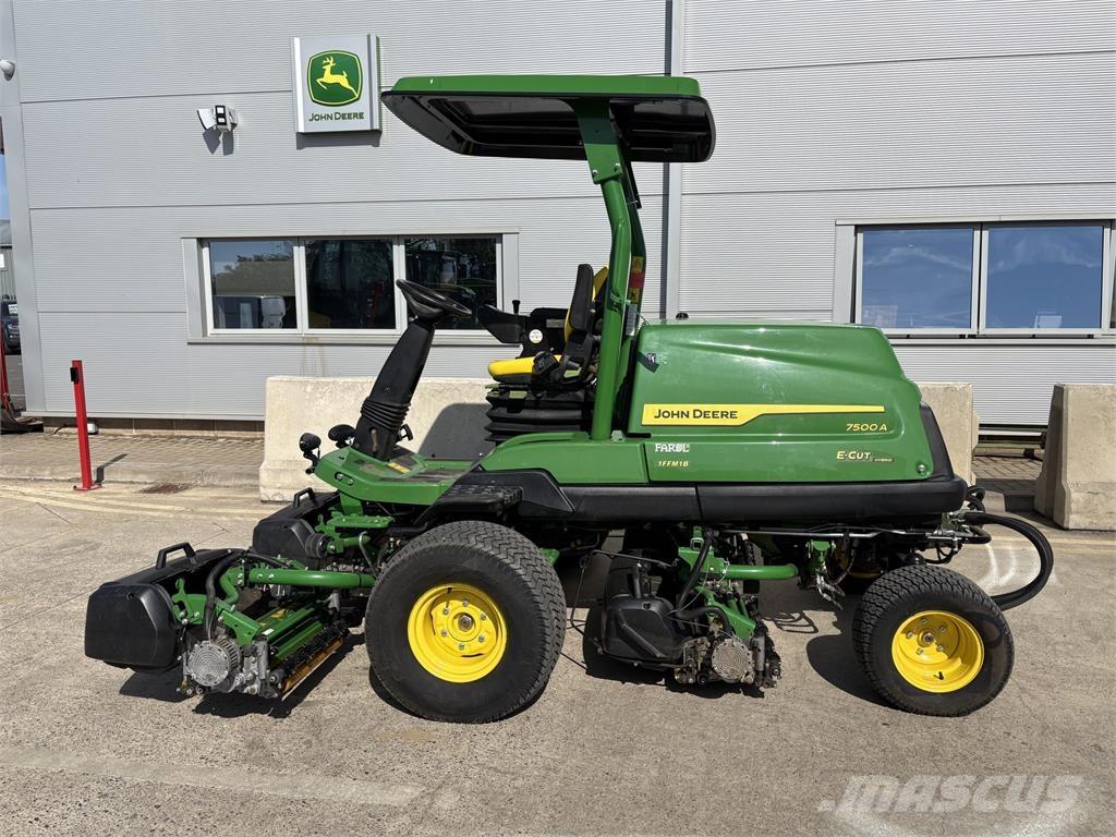 John Deere 7500AE 밀면서 전진하는 잔디깎기
