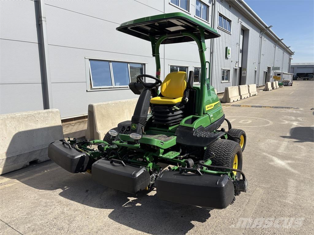 John Deere 7500AE 밀면서 전진하는 잔디깎기