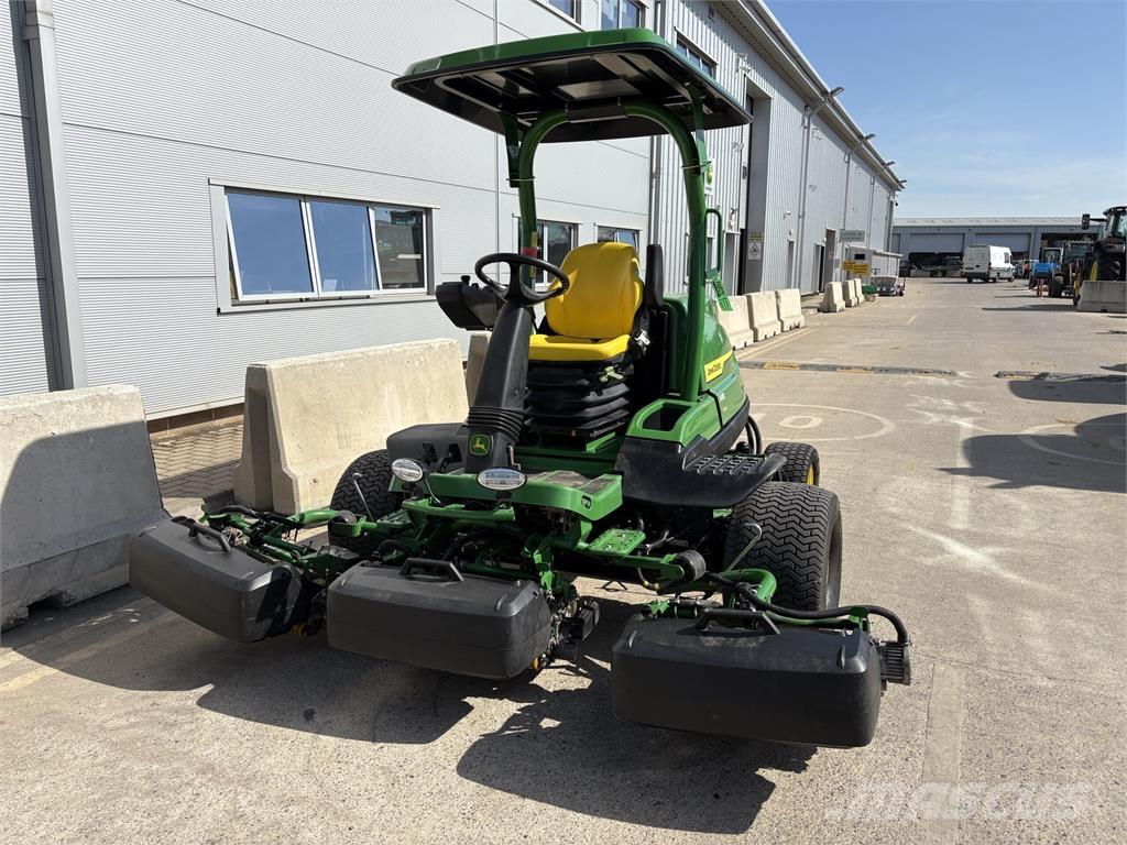 John Deere 7500AE 밀면서 전진하는 잔디깎기