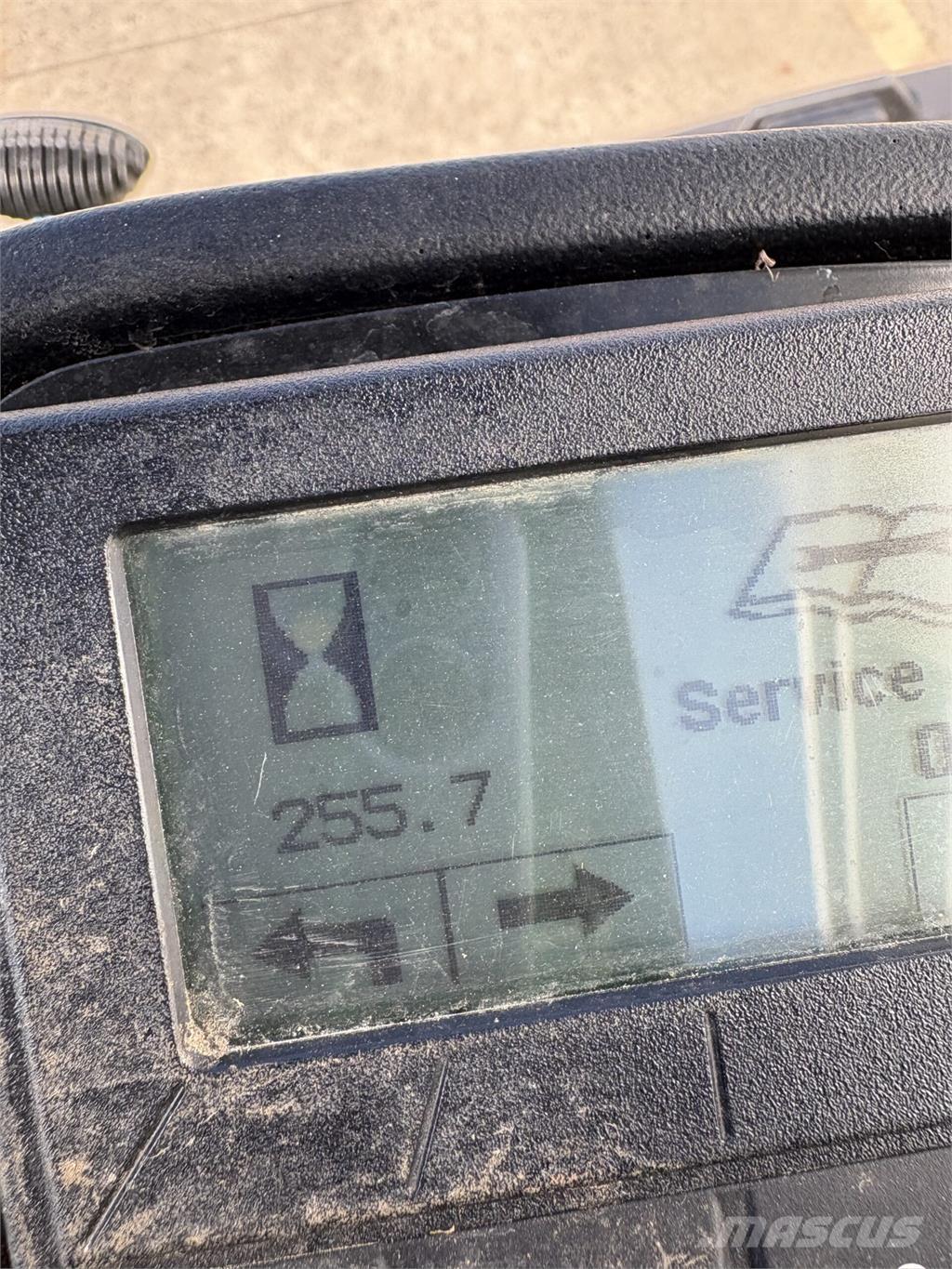 John Deere 7500AE 밀면서 전진하는 잔디깎기