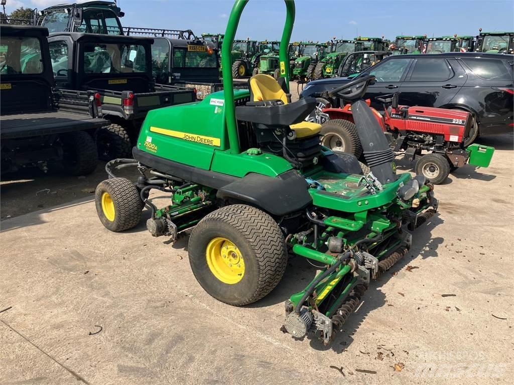 John Deere 7500AE 밀면서 전진하는 잔디깎기