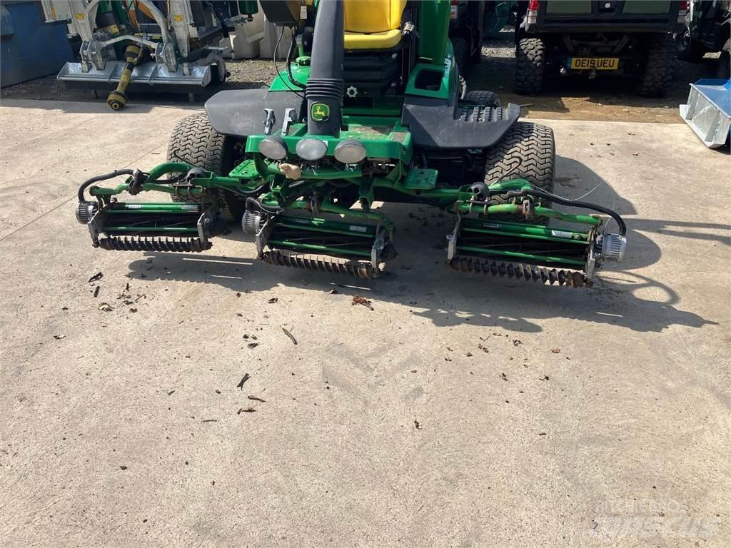 John Deere 7500AE 밀면서 전진하는 잔디깎기