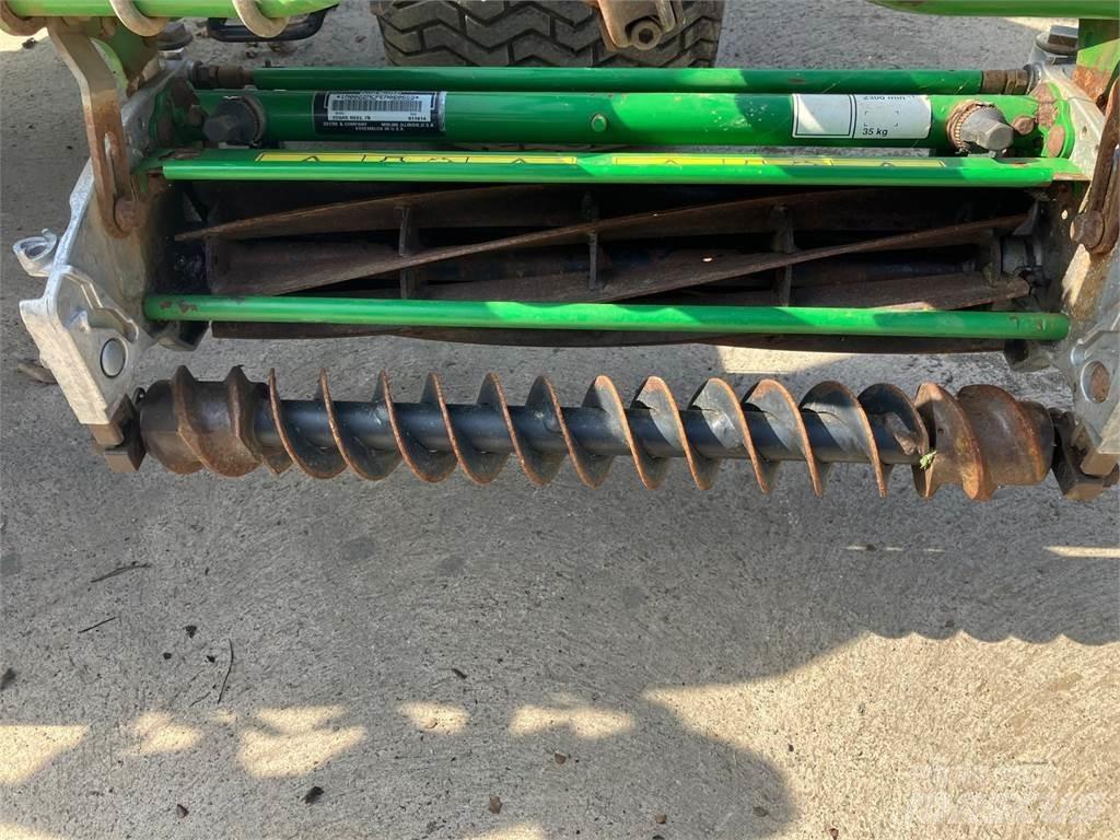 John Deere 7500AE 밀면서 전진하는 잔디깎기