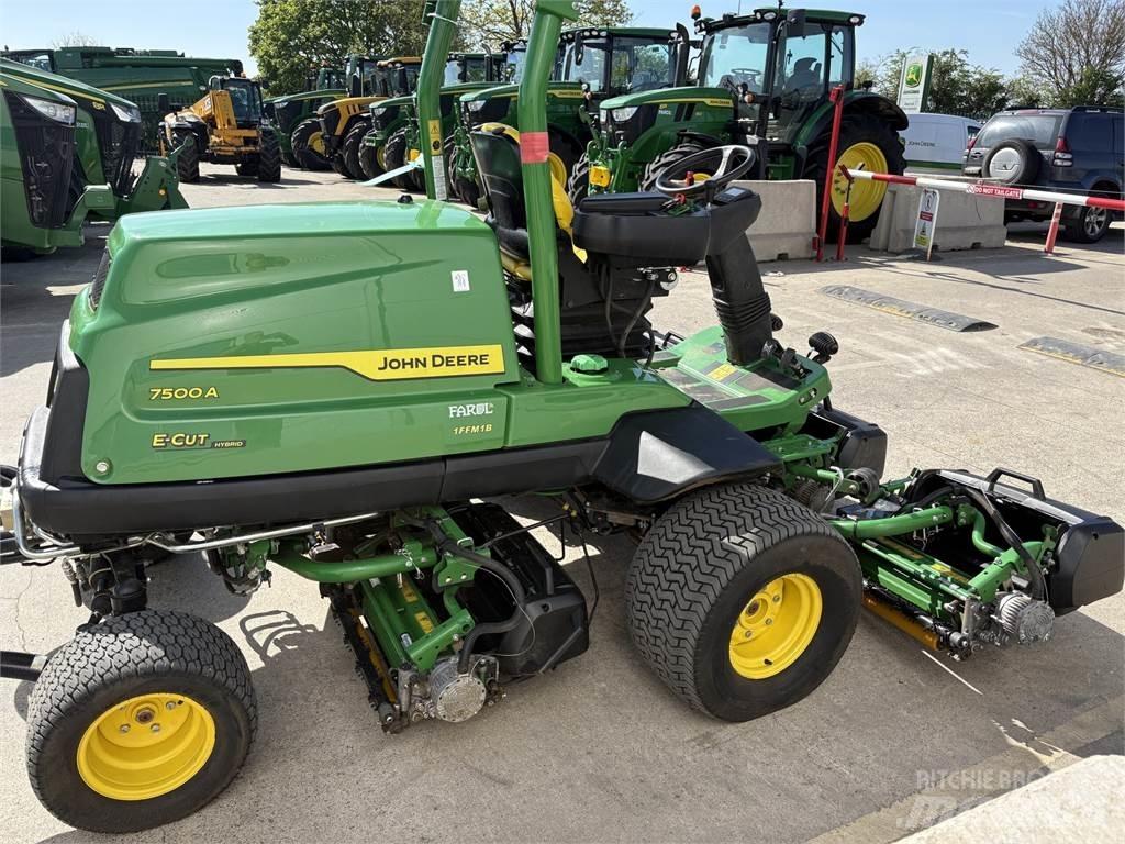 John Deere 7500AE 밀면서 전진하는 잔디깎기
