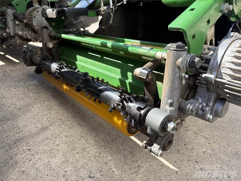 John Deere 7500AE 밀면서 전진하는 잔디깎기