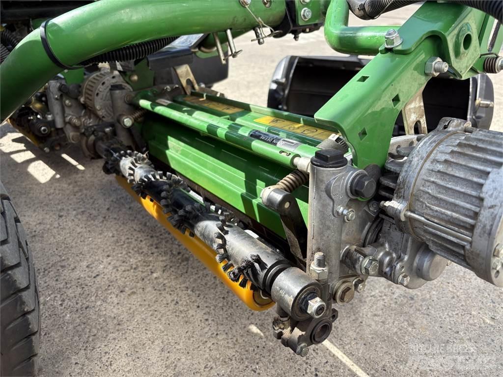 John Deere 7500AE 밀면서 전진하는 잔디깎기