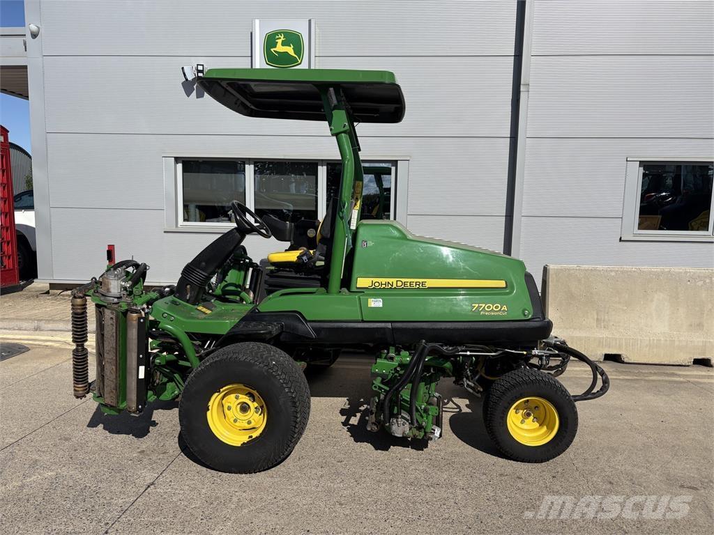 John Deere 7700A 밀면서 전진하는 잔디깎기