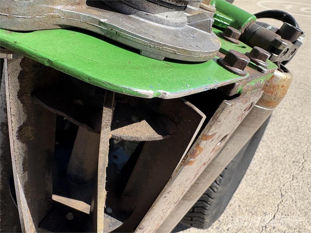 John Deere 7700A 밀면서 전진하는 잔디깎기