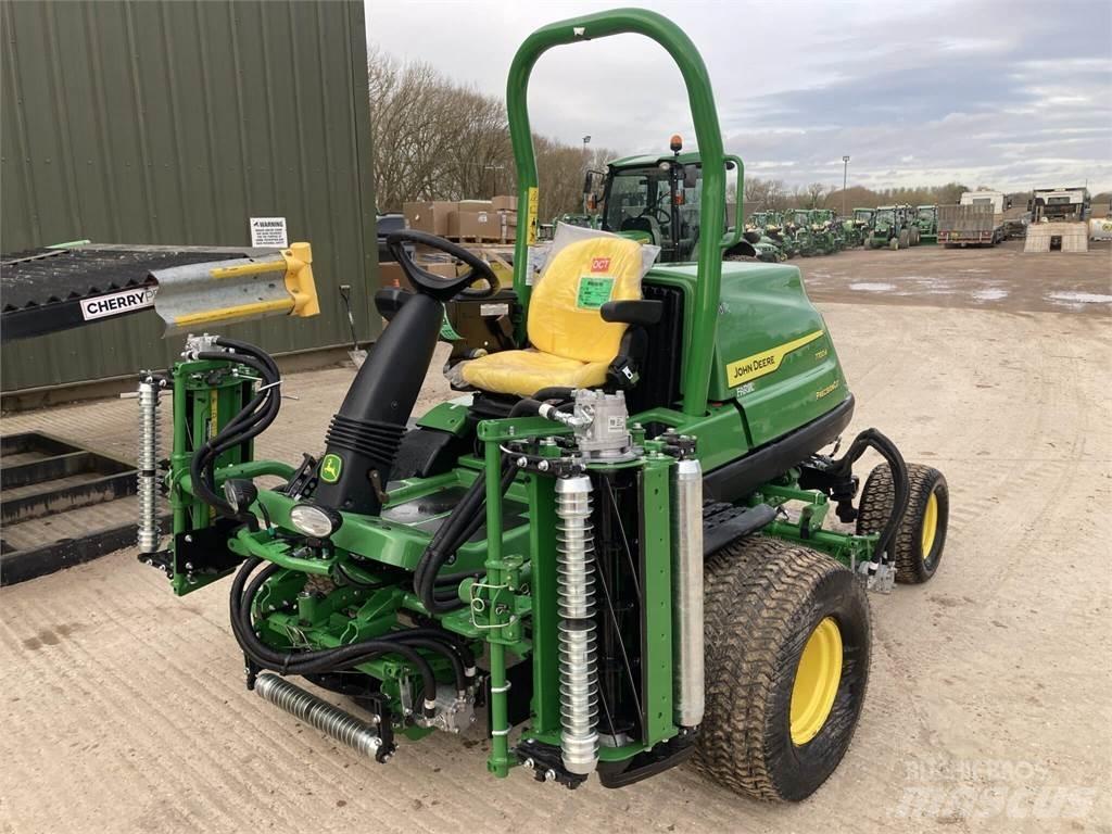 John Deere 7700A 밀면서 전진하는 잔디깎기