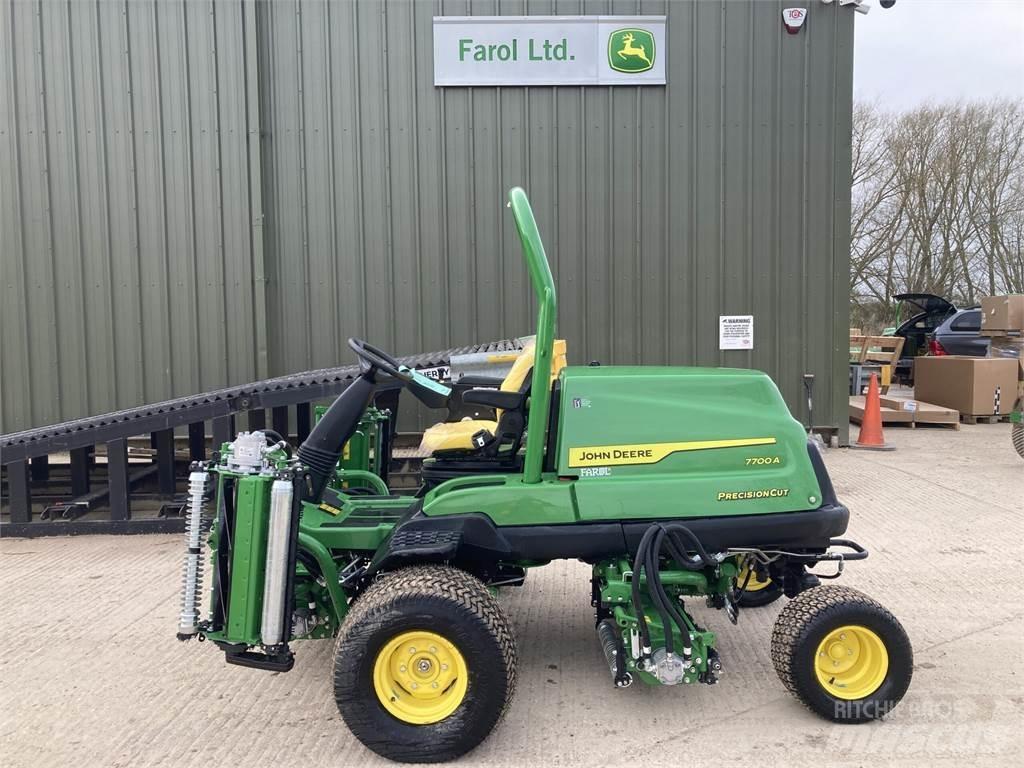 John Deere 7700A 밀면서 전진하는 잔디깎기