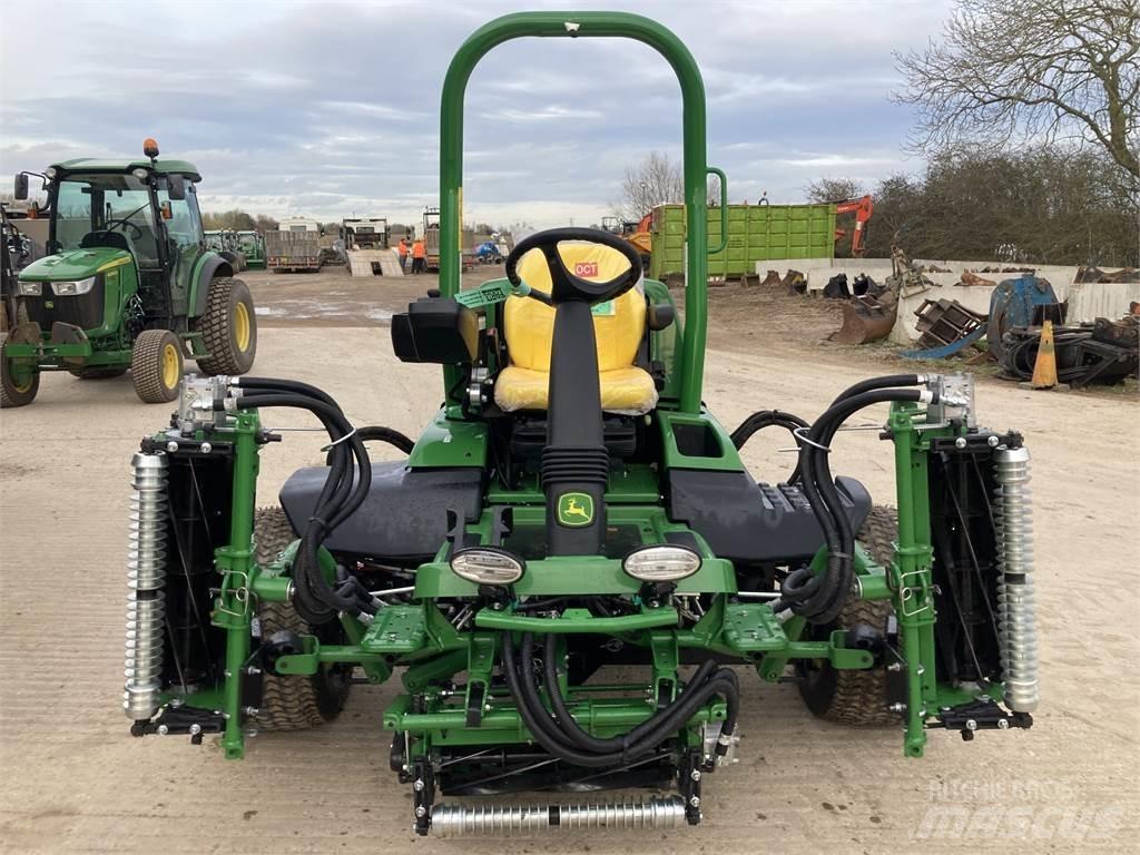 John Deere 7700A 밀면서 전진하는 잔디깎기