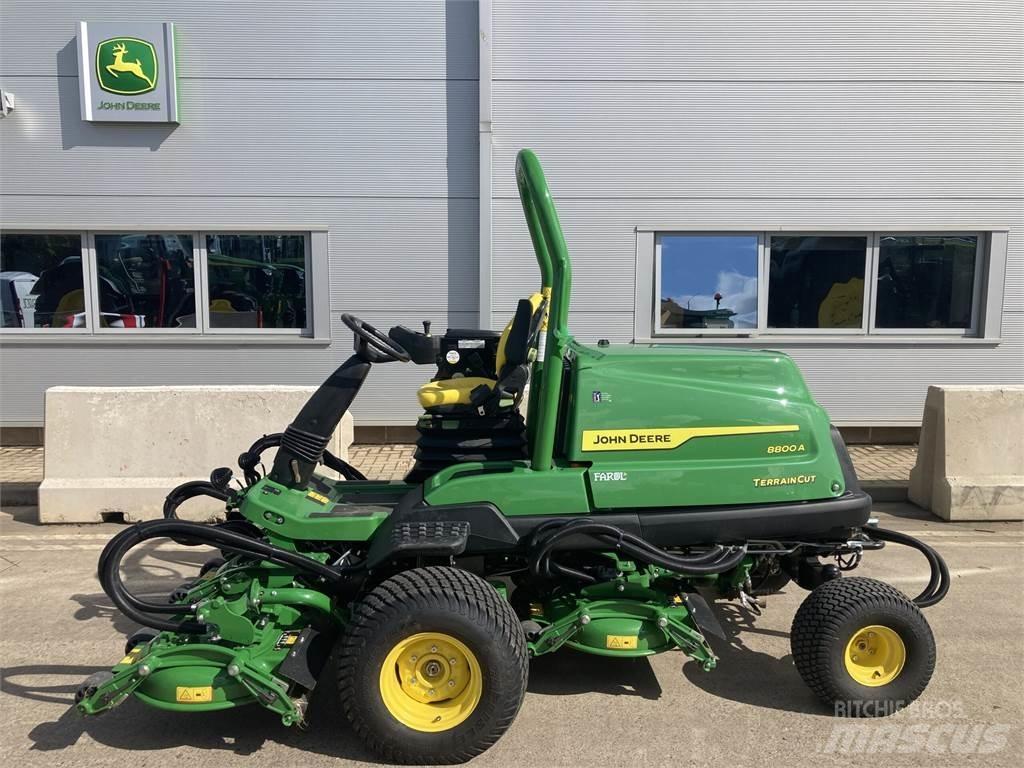 John Deere 8800A 밀면서 전진하는 잔디깎기