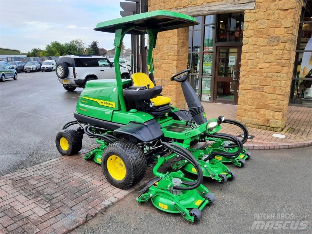 John Deere 8800A 밀면서 전진하는 잔디깎기
