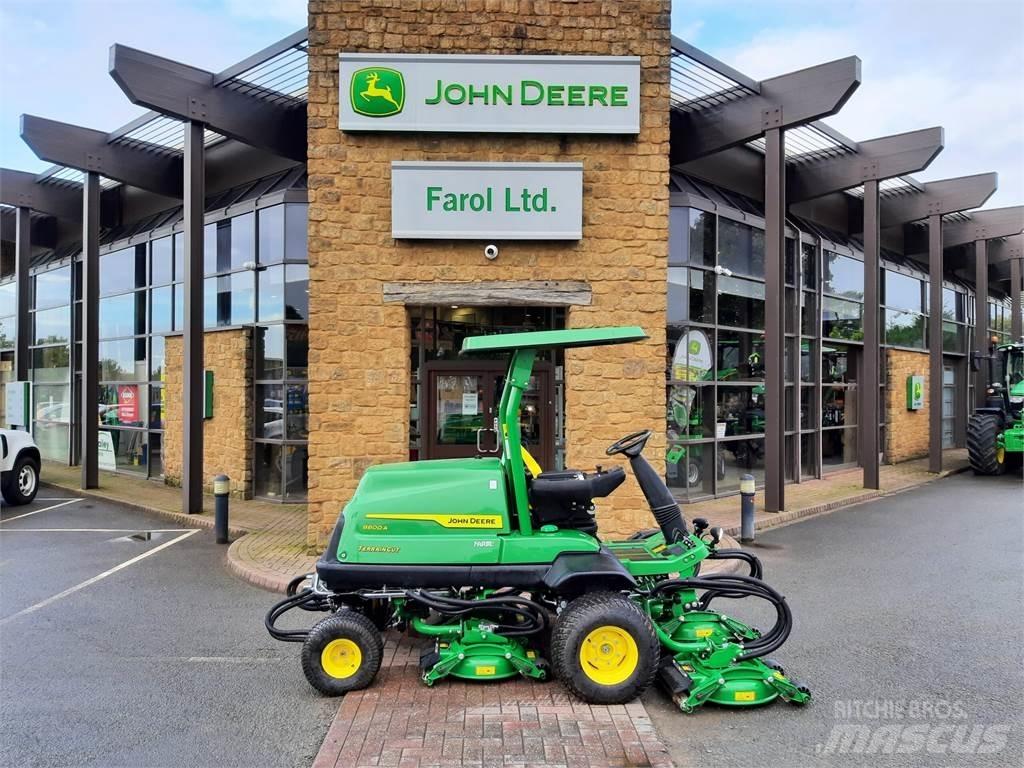 John Deere 8800A 밀면서 전진하는 잔디깎기