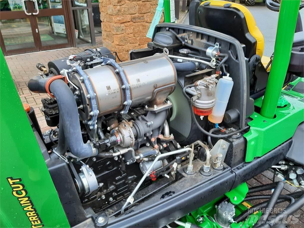 John Deere 8800A 밀면서 전진하는 잔디깎기