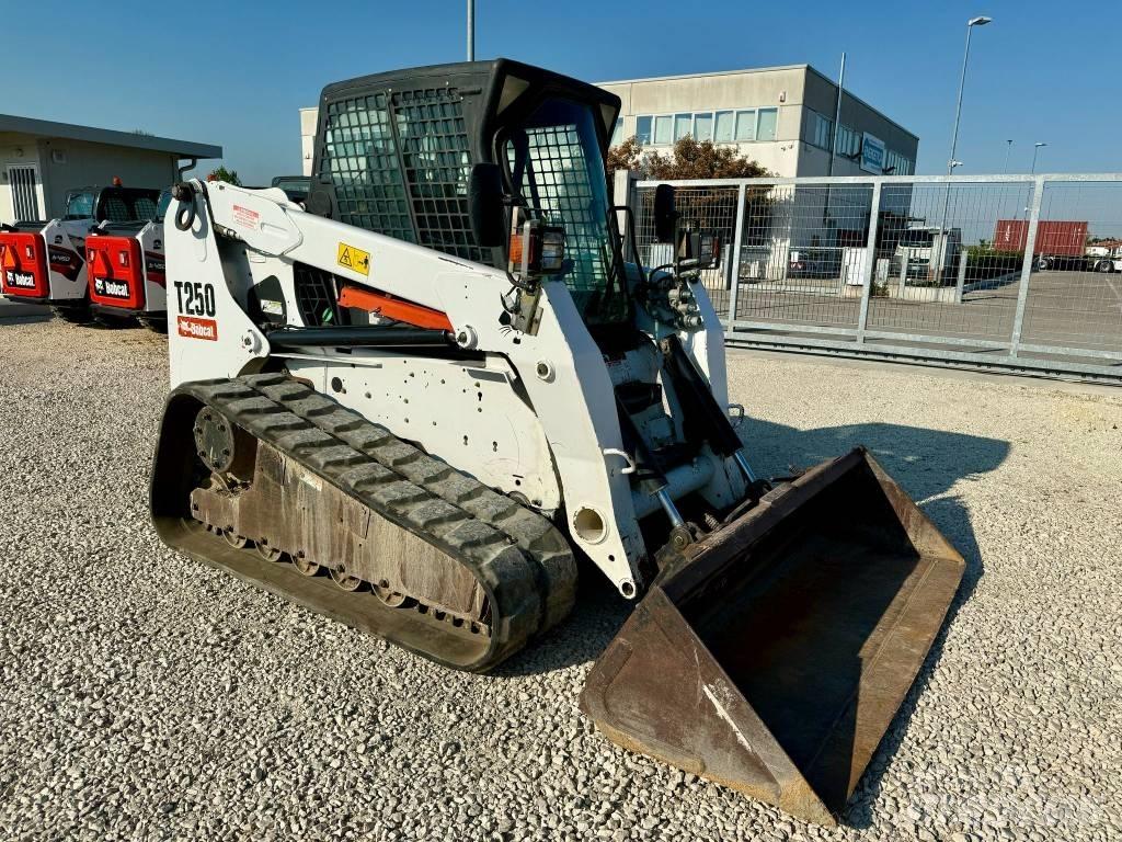 Bobcat T 250 궤도식 로우더