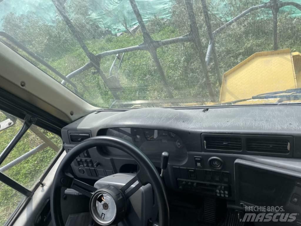 Komatsu HD 605-7 초대형 덤프 트럭