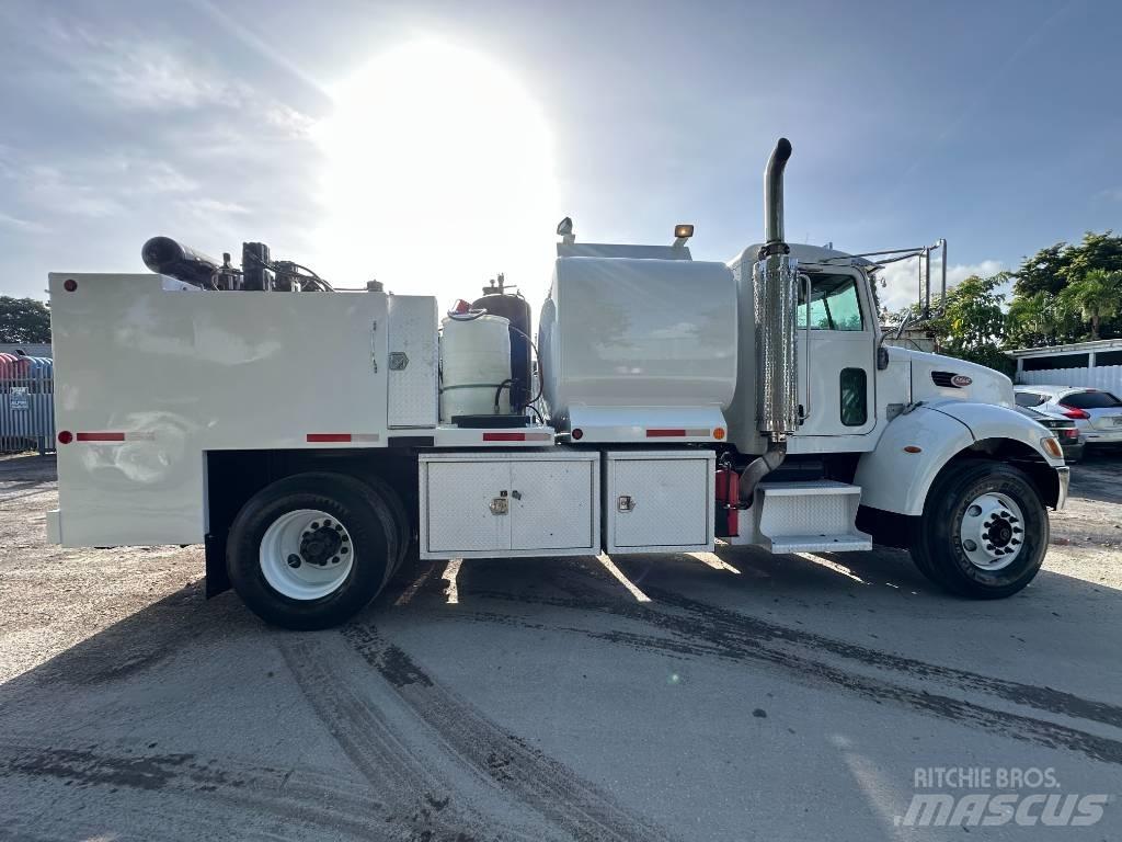 Peterbilt 335 탱커 트럭