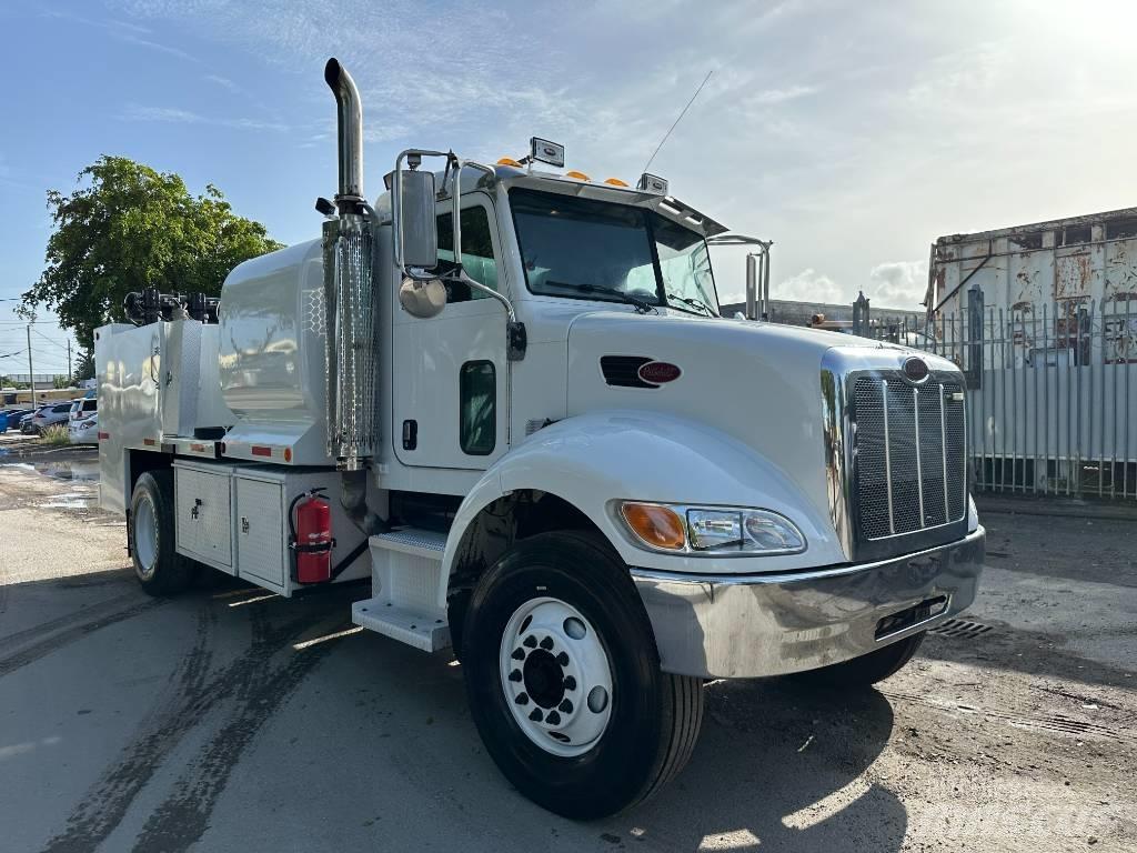 Peterbilt 335 탱커 트럭