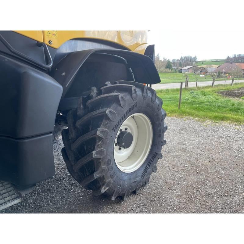 New Holland FR 700 자동 초지기계