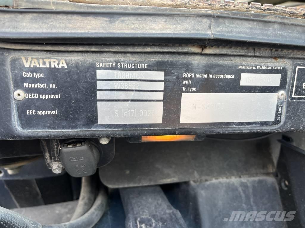 Valtra N 141 트랙터