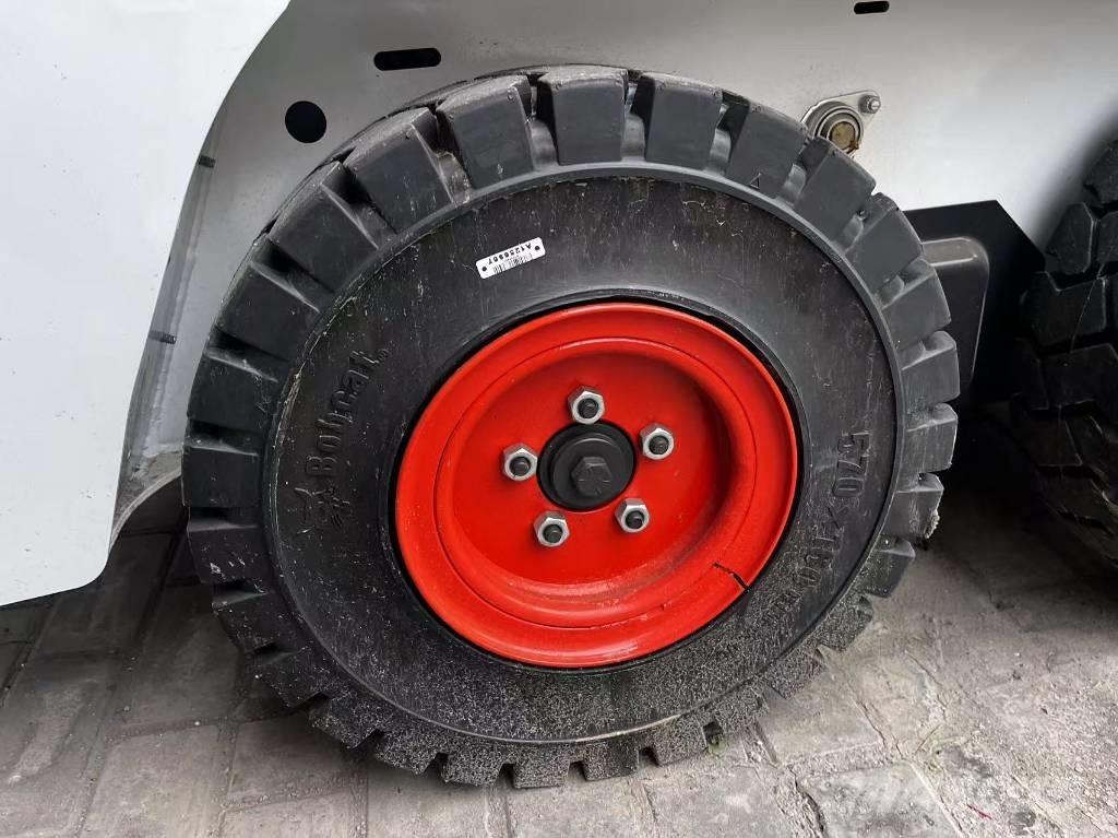 Bobcat S 70  스키드로더