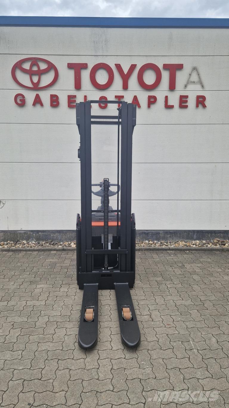 Toyota SPE160 보행식 리치 지게차