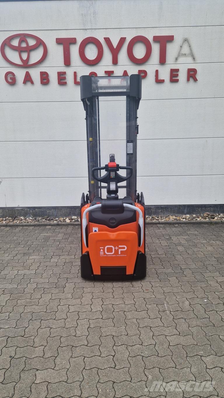 Toyota SPE160 보행식 리치 지게차