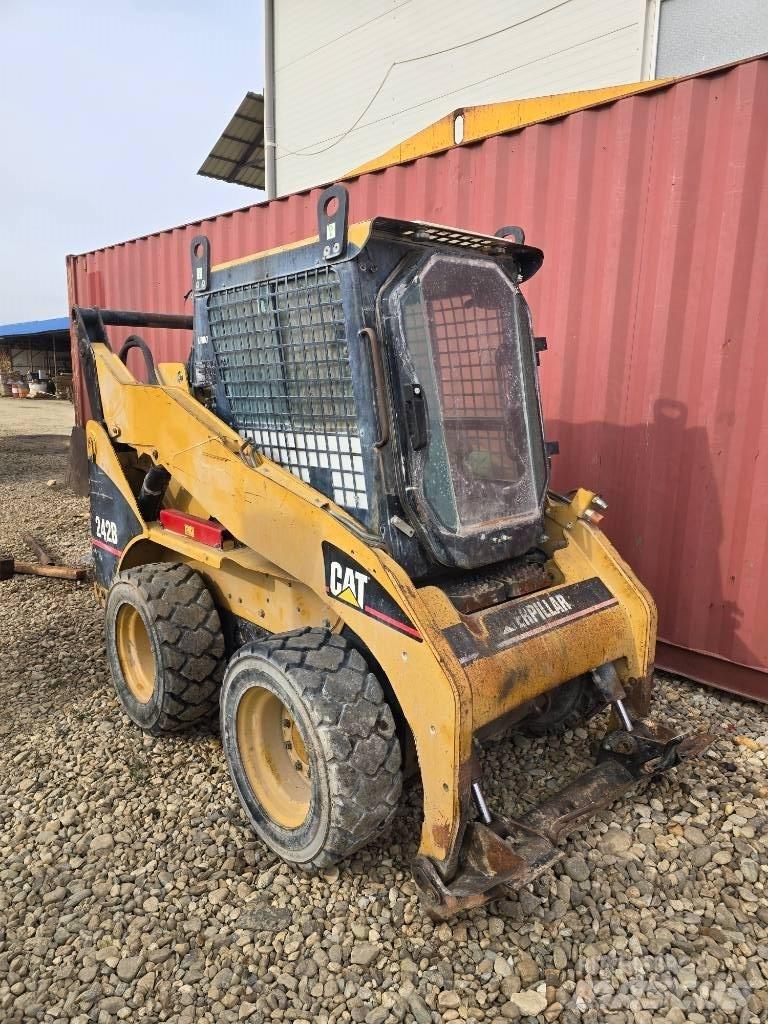 CAT 242 B  스키드로더