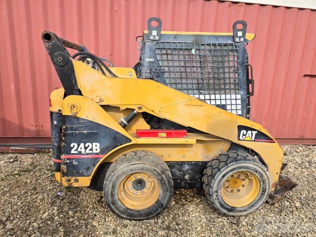 CAT 242 B  스키드로더