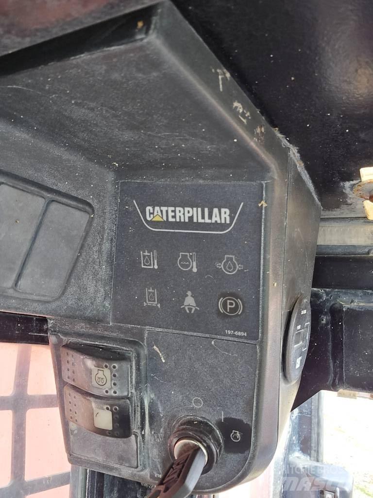 CAT 242 B  스키드로더