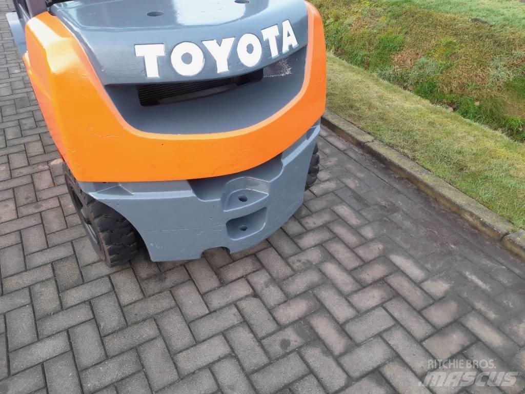 Toyota Tonero 25 디젤 지게차