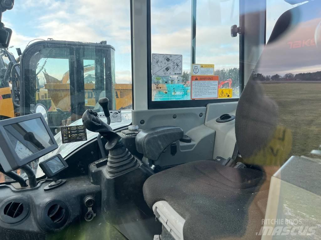 Takeuchi TB 370 중형굴삭기 7톤-28톤