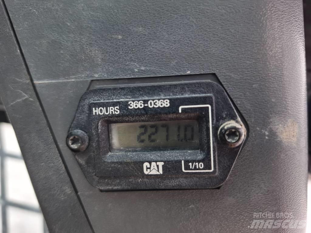 CAT 216 B 3  스키드로더