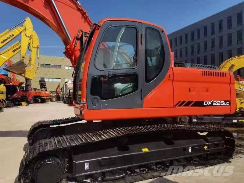 Doosan DX 225 대형 굴삭기 29톤 이상