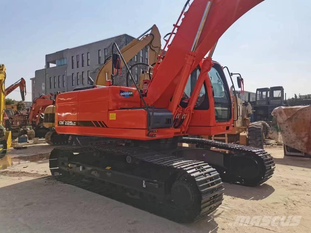 Doosan DX 225 대형 굴삭기 29톤 이상