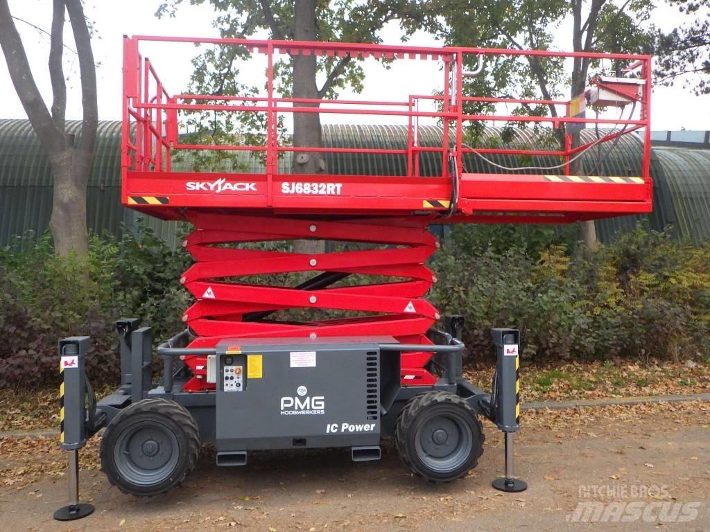SkyJack SJ6832RT 가위형 리프트