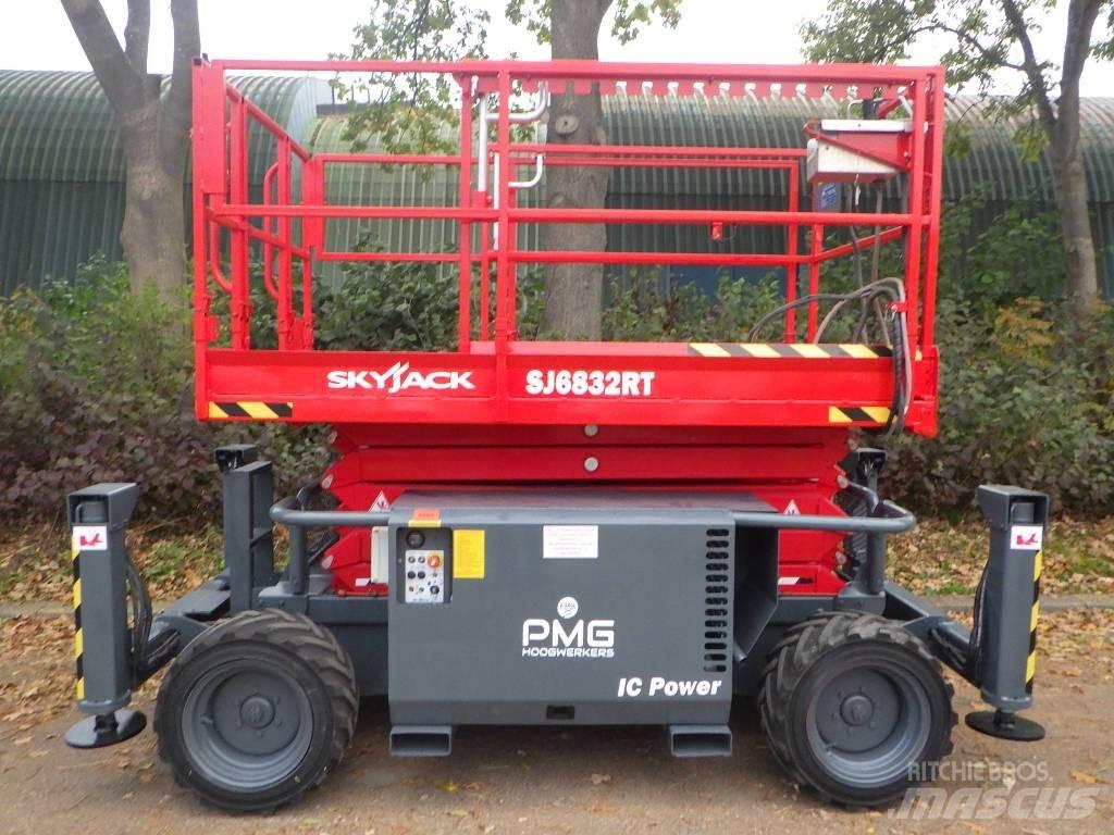 SkyJack SJ6832RT 가위형 리프트