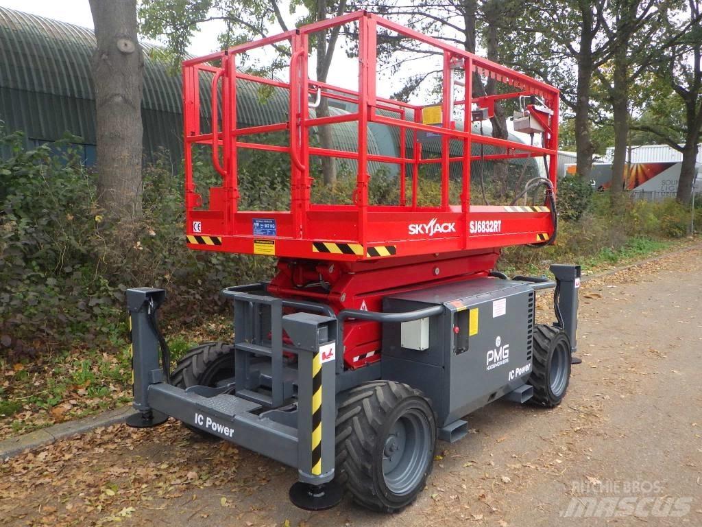 SkyJack SJ6832RT 가위형 리프트