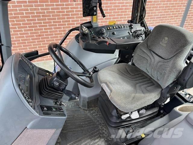 New Holland TVT190 트랙터