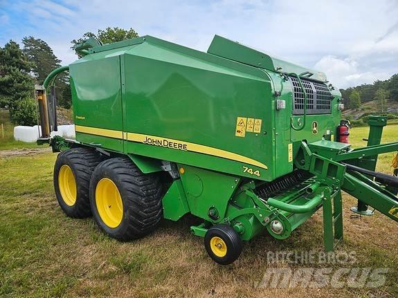 John Deere 744 원형 곤포기