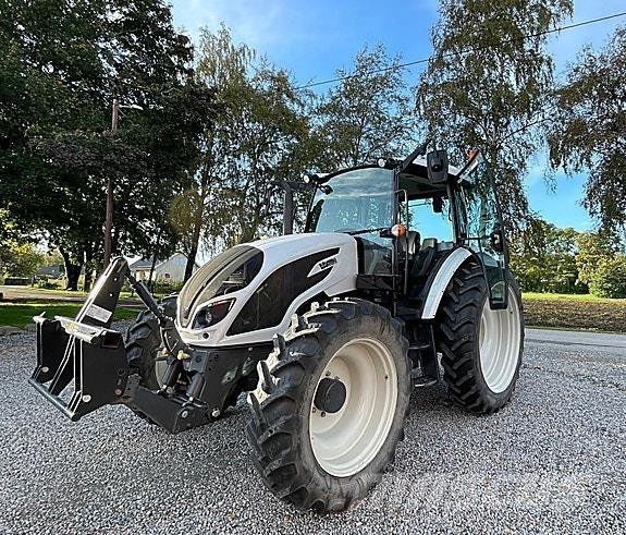 Valtra A114 트랙터