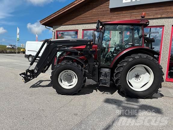 Valtra A114 트랙터
