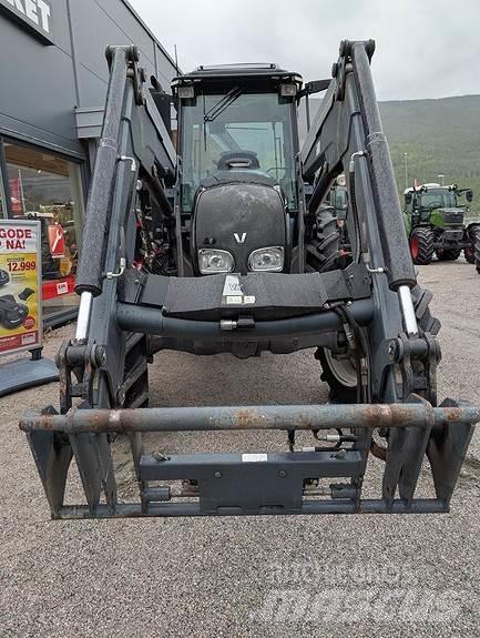 Valtra A83 트랙터