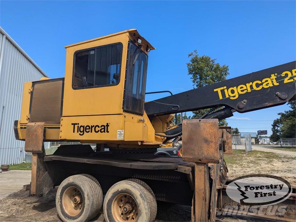 Tigercat 250D 굴절식 크레인