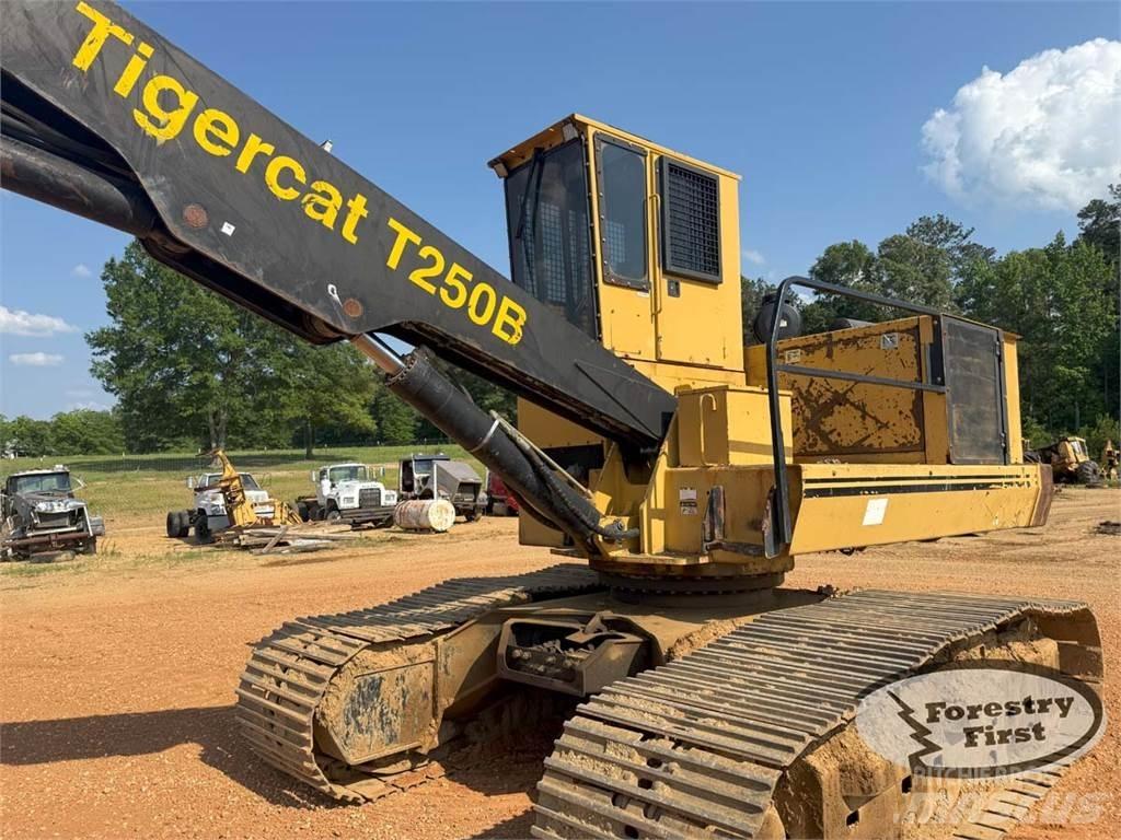 Tigercat T250B 굴절식 크레인