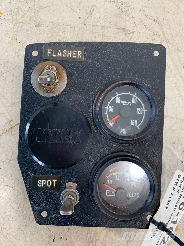 Mack RD680 Electronics