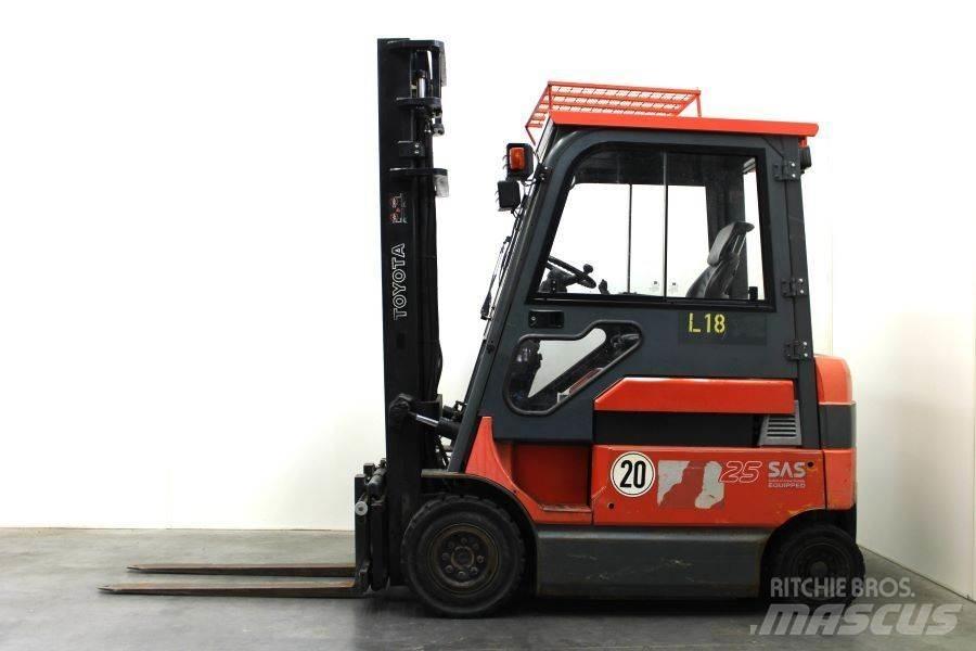 Toyota 7FBM25 전동 지게차